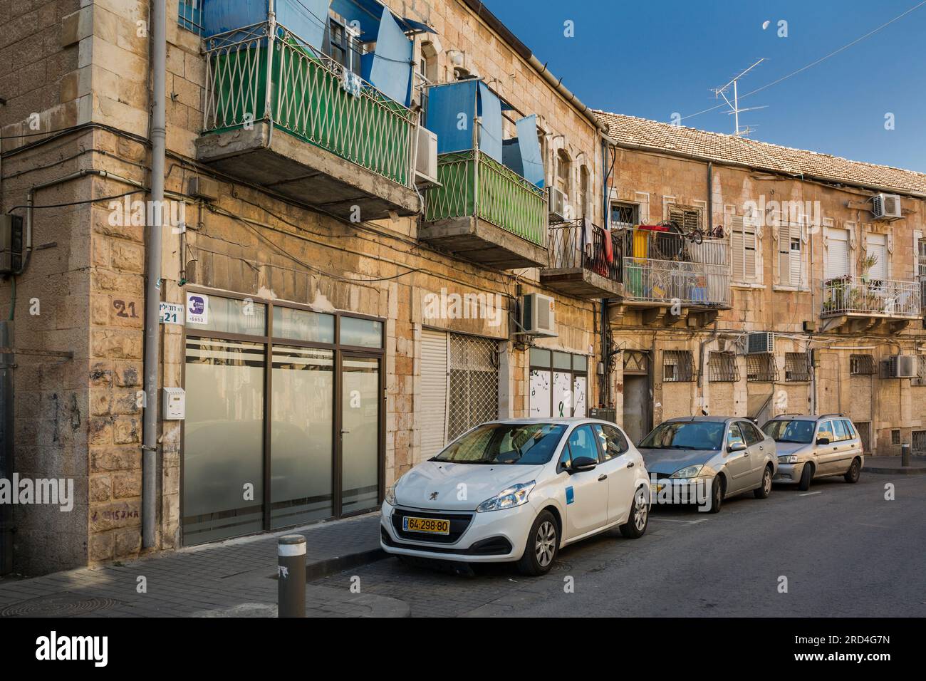 Vista laterale orizzontale di una strada di Mea Shearim, uno dei più antichi quartieri ebraici di Gerusalemme Ovest, popolato da ebrei haredi, Israele Foto Stock