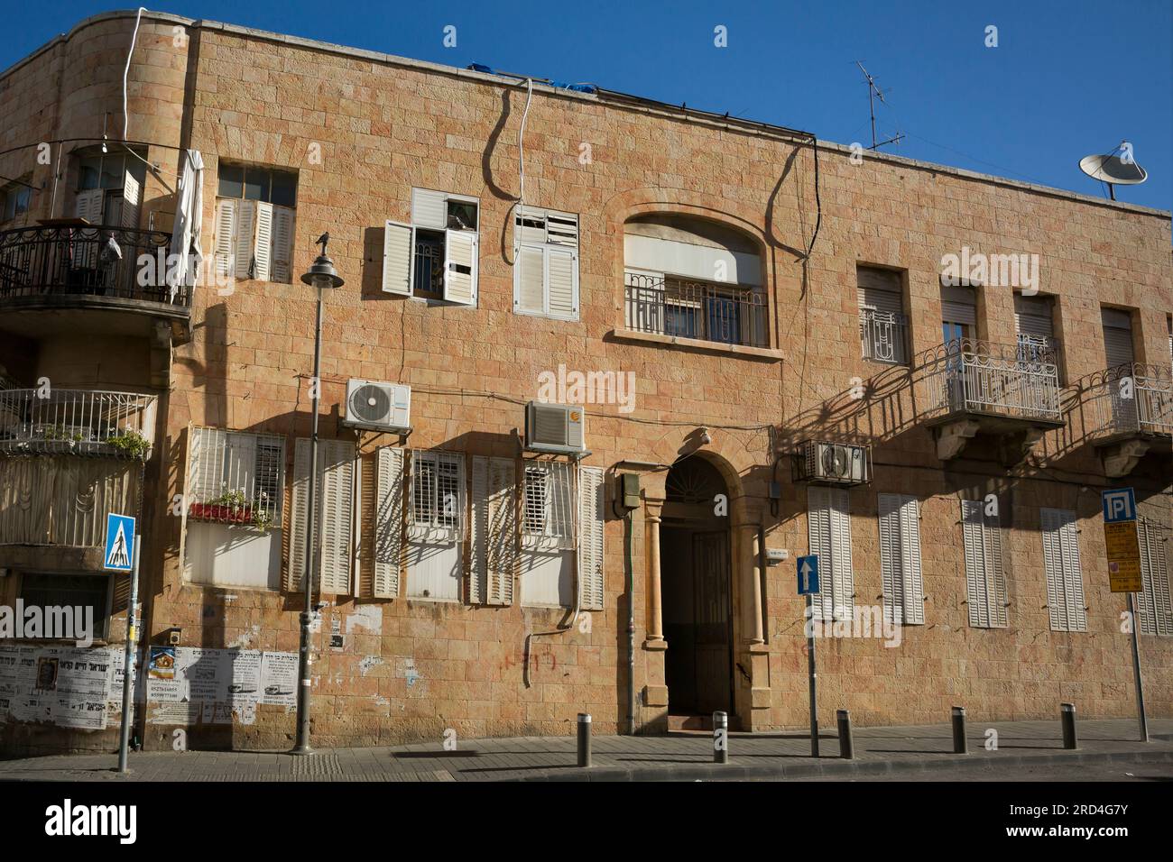 Vista orizzontale di un edificio su una strada di Mea Shearim, uno dei più antichi quartieri ebraici di Gerusalemme Ovest, popolato da ebrei haredi, Israele Foto Stock