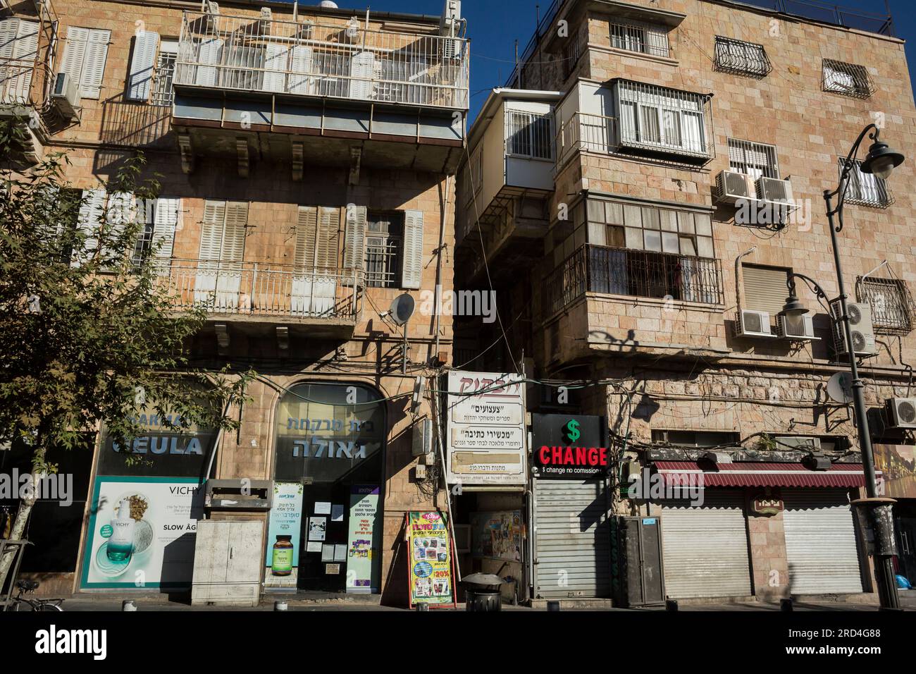 Vista orizzontale di alcuni edifici su una strada di Mea Shearim, uno dei più antichi quartieri ebraici di Gerusalemme Ovest, popolato da ebrei haredi Foto Stock