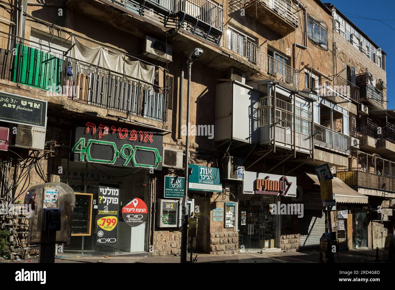 Vista orizzontale di alcuni edifici su una strada di Mea Shearim, uno dei più antichi quartieri ebraici di Gerusalemme Ovest, popolato da ebrei haredi Foto Stock