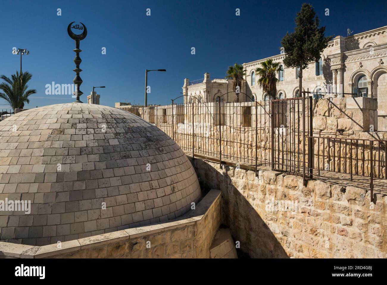 Vista orizzontale della cupola della moschea dai bastioni, cammina sulle mura della città Vecchia, Gerusalemme, Israele Foto Stock