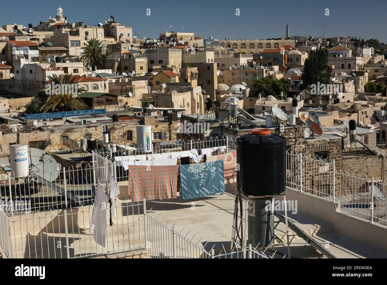 Vista aerea panoramica delle terrazze sul tetto della città vecchia di Gerusalemme dalla passeggiata dei bastioni, Israele Foto Stock