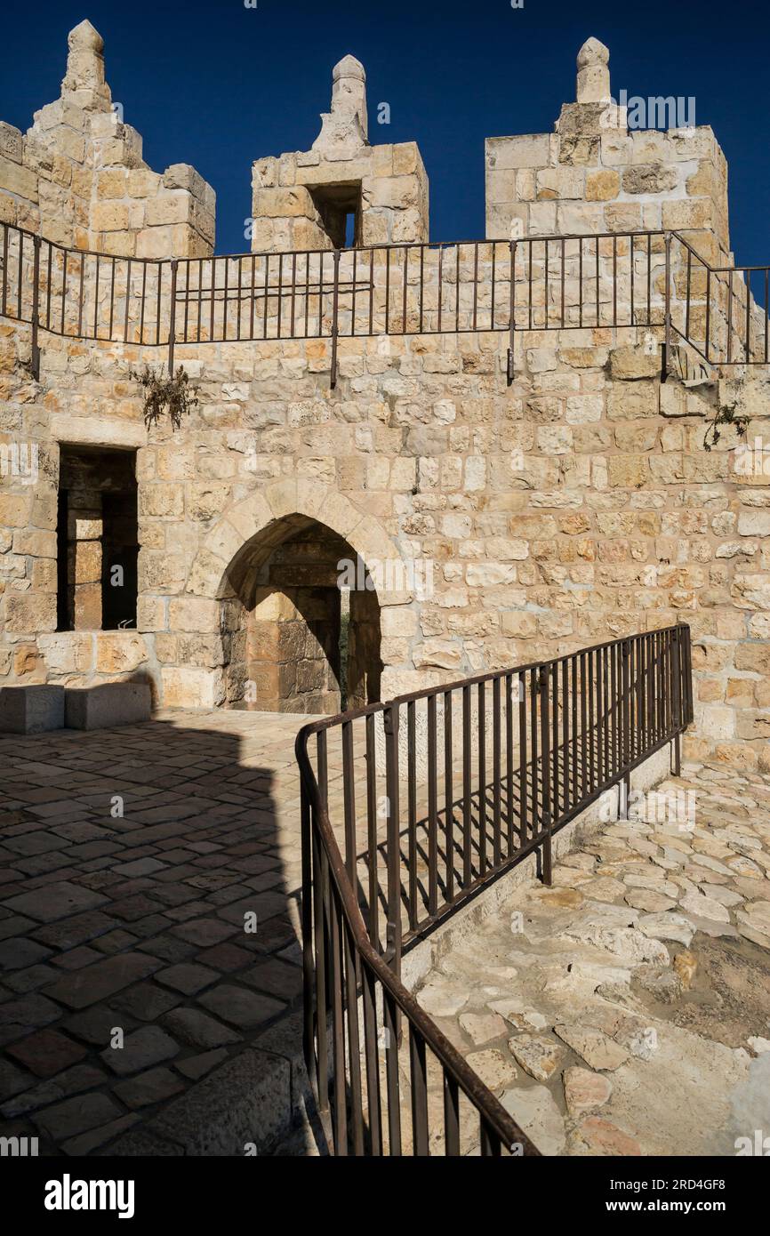 Vista verticale dell'interno della porta di Damasco dai bastioni che attraversano le mura della città Vecchia. Gerusalemme, Israele Foto Stock