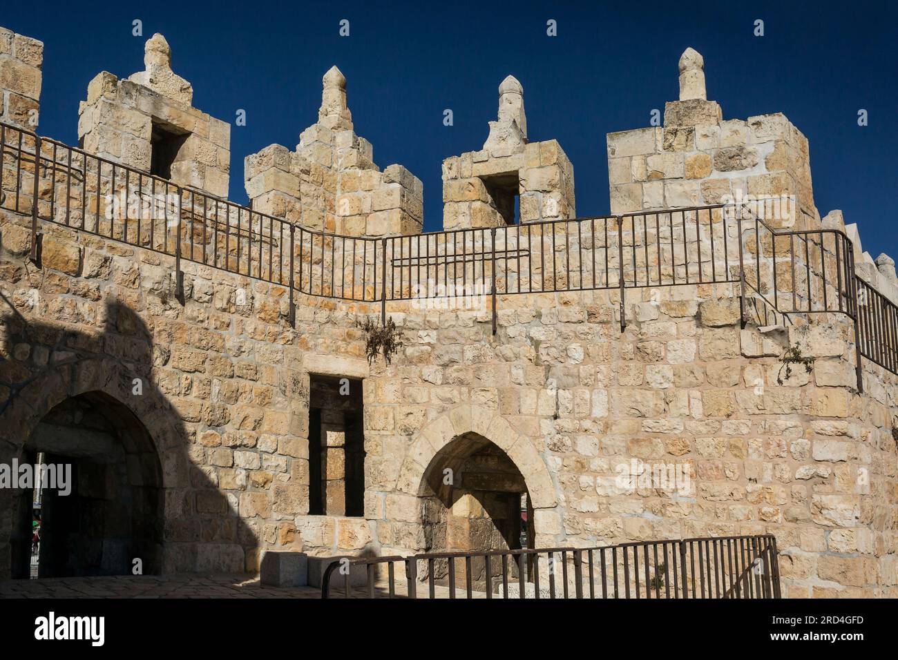 Vista orizzontale dell'interno della porta di Damasco dai bastioni cammina sopra le mura della città Vecchia, Gerusalemme Israele Foto Stock