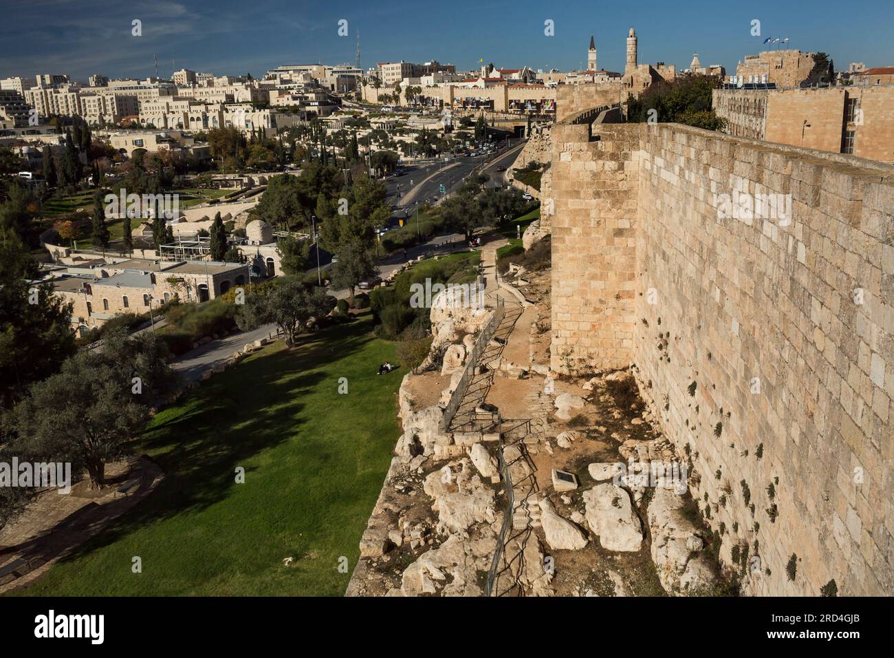 Vista orizzontale della città nuova di Gerusalemme dal muro armeno nella passeggiata dei bastioni della città vecchia, Israele Foto Stock