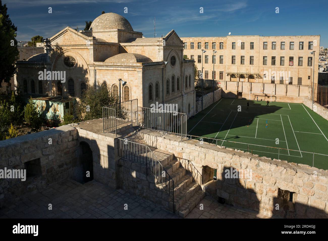 Vista orizzontale ad alto angolo di una scuola nel quartiere armeno della città Vecchia, Gerusalemme, Israele Foto Stock