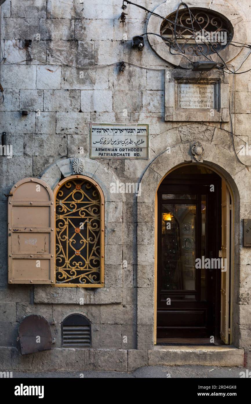 Vista verticale del cancello d'ingresso di un ristorante armeno nel quartiere armeno della città Vecchia, Gerusalemme, Israele Foto Stock