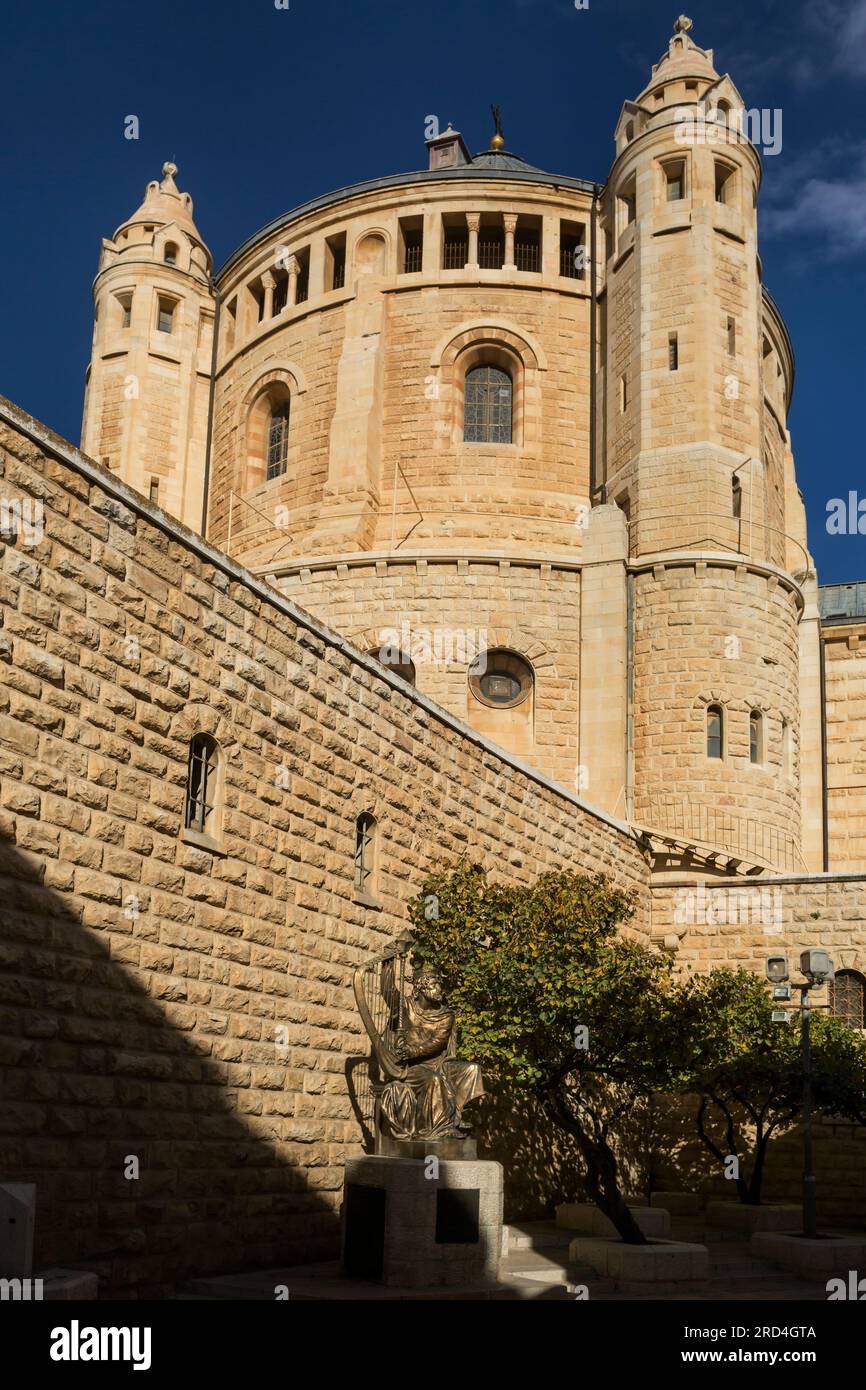 Vista verticale dall'angolo basso dell'Abbazia della Dormizione, Monte Sion, Gerusalemme, Israele Foto Stock