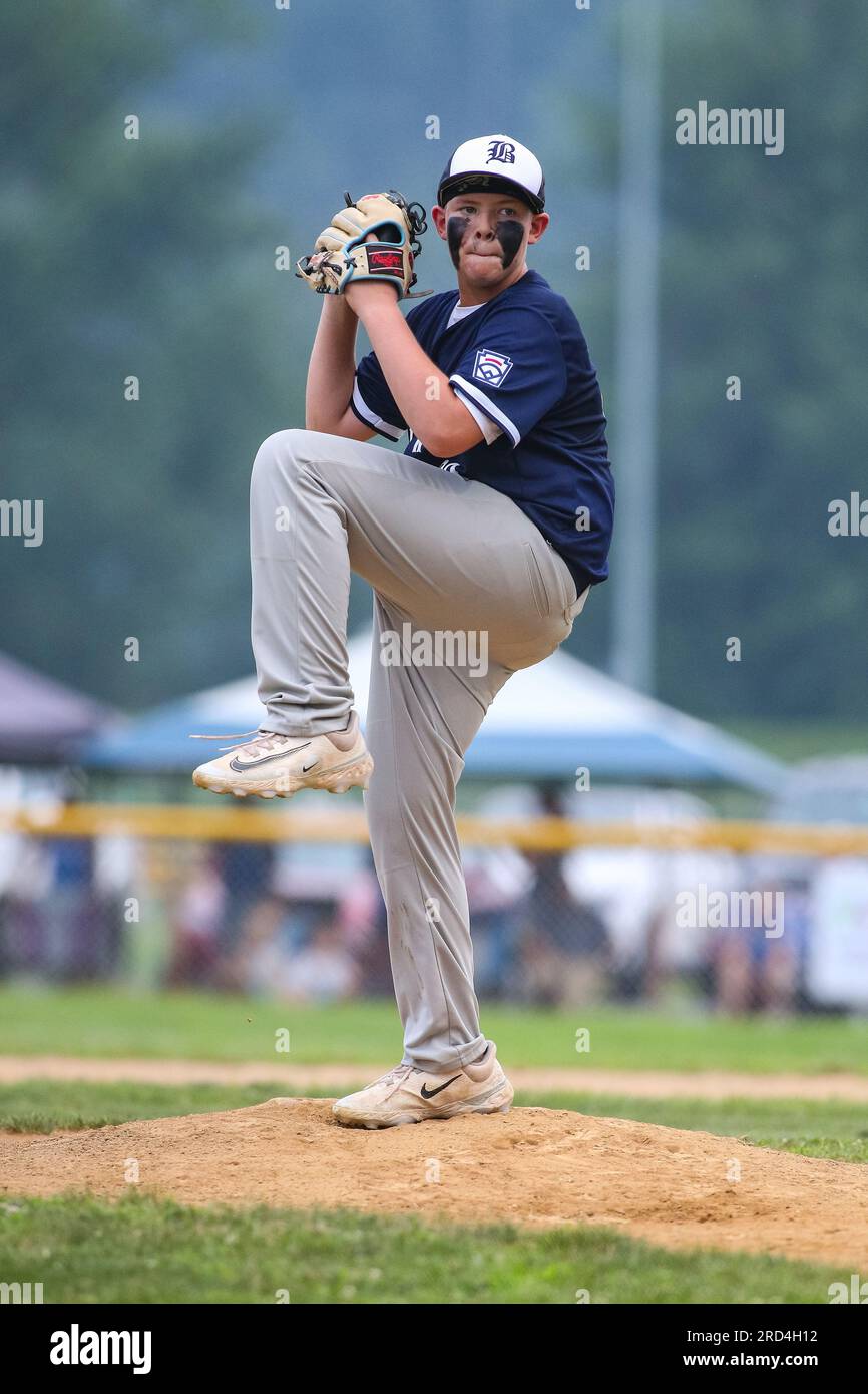 Danville, Stati Uniti. 17 luglio 2023. Berwick lanciatore titolare Rory Holloway lanciò contro un battitore Keystone durante la partita di campionato della Little League Baseball, 9-11 anni fa, Pennsylvania Section 3. Keystone sconfisse Berwick 6-2 in sette inning vincendo il titolo di sezione e avanzando al torneo statale. Credito: SOPA Images Limited/Alamy Live News Foto Stock