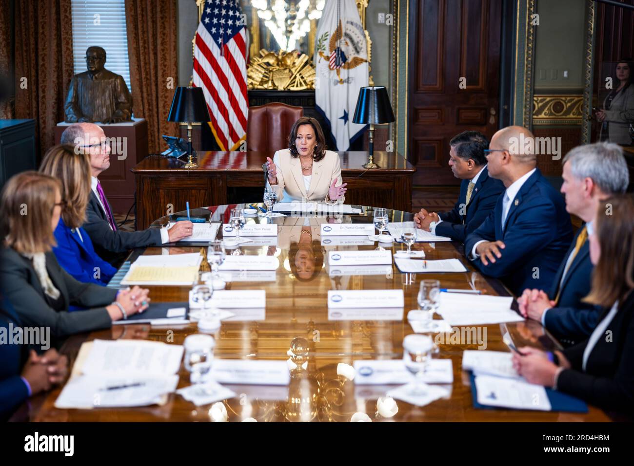 Washington, Stati Uniti. 18 luglio 2023. Il Vicepresidente DEGLI STATI UNITI Kamala Harris (C) incontra i procuratori generali di stato per affrontare la crisi di salute pubblica del fentanyl nell'Eisenhower Executive Office Building a Washington, DC il 18 luglio 2023. Foto di Jim lo Scalzo/UPI credito: UPI/Alamy Live News Foto Stock