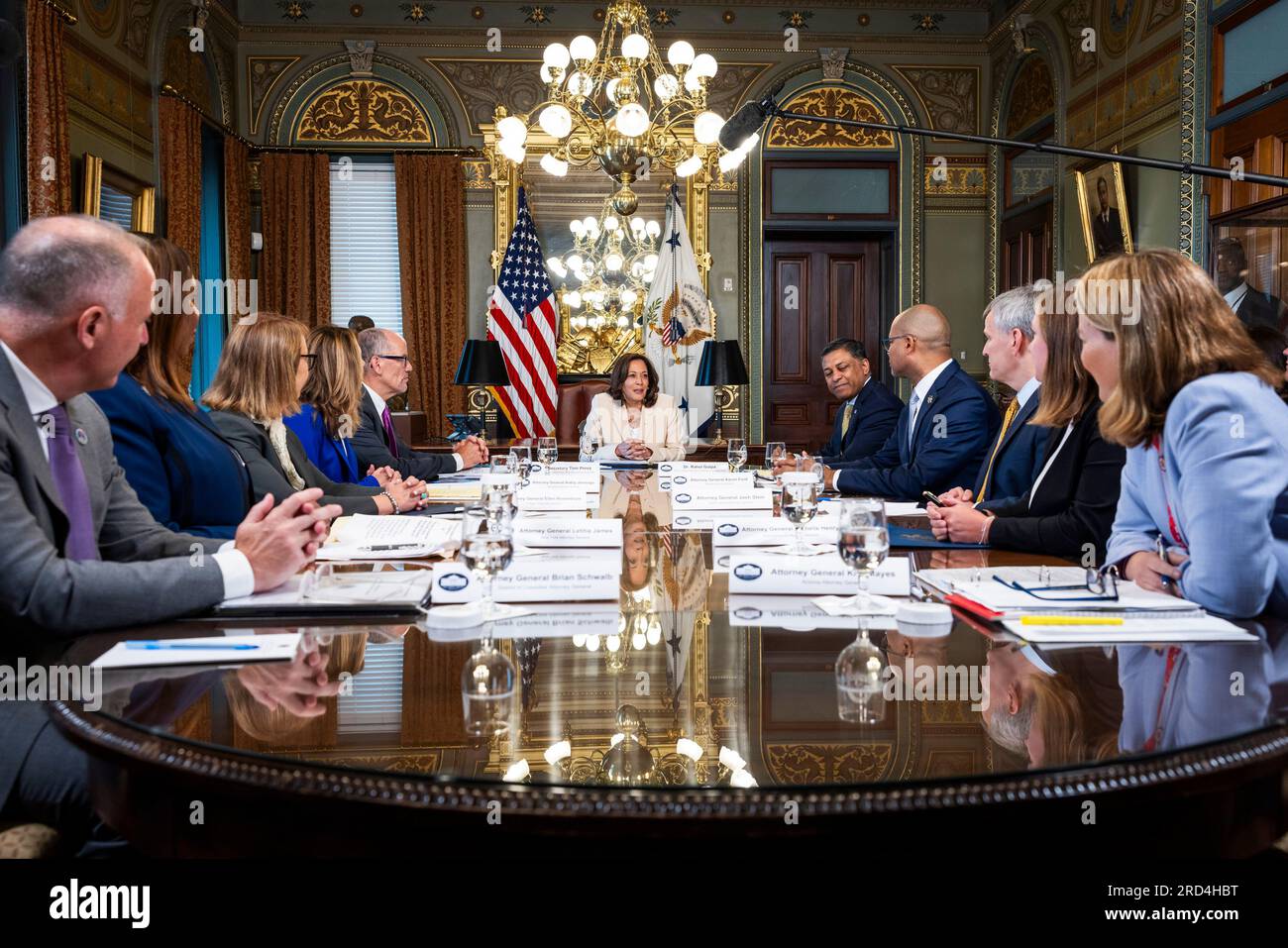 Washington, Stati Uniti. 18 luglio 2023. Il Vicepresidente DEGLI STATI UNITI Kamala Harris (C) incontra i procuratori generali di stato per affrontare la crisi di salute pubblica del fentanyl nell'Eisenhower Executive Office Building a Washington, DC il 18 luglio 2023. Foto di Jim lo Scalzo/UPI credito: UPI/Alamy Live News Foto Stock