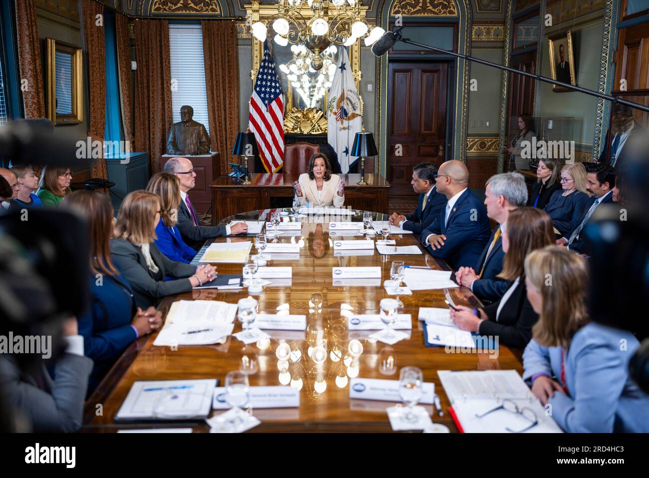 Washington, Stati Uniti. 18 luglio 2023. Il Vicepresidente DEGLI STATI UNITI Kamala Harris (C) incontra i procuratori generali di stato per affrontare la crisi di salute pubblica del fentanyl nell'Eisenhower Executive Office Building a Washington, DC il 18 luglio 2023. Foto di Jim lo Scalzo/UPI credito: UPI/Alamy Live News Foto Stock