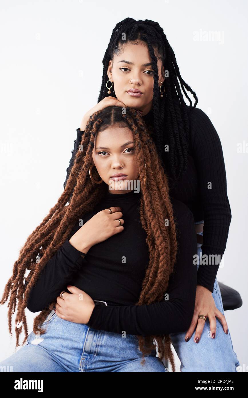 I capelli lunghi e naturali sono ciò che amano. Foto in studio di due bellissime giovani donne in posa su uno sfondo grigio. Foto Stock
