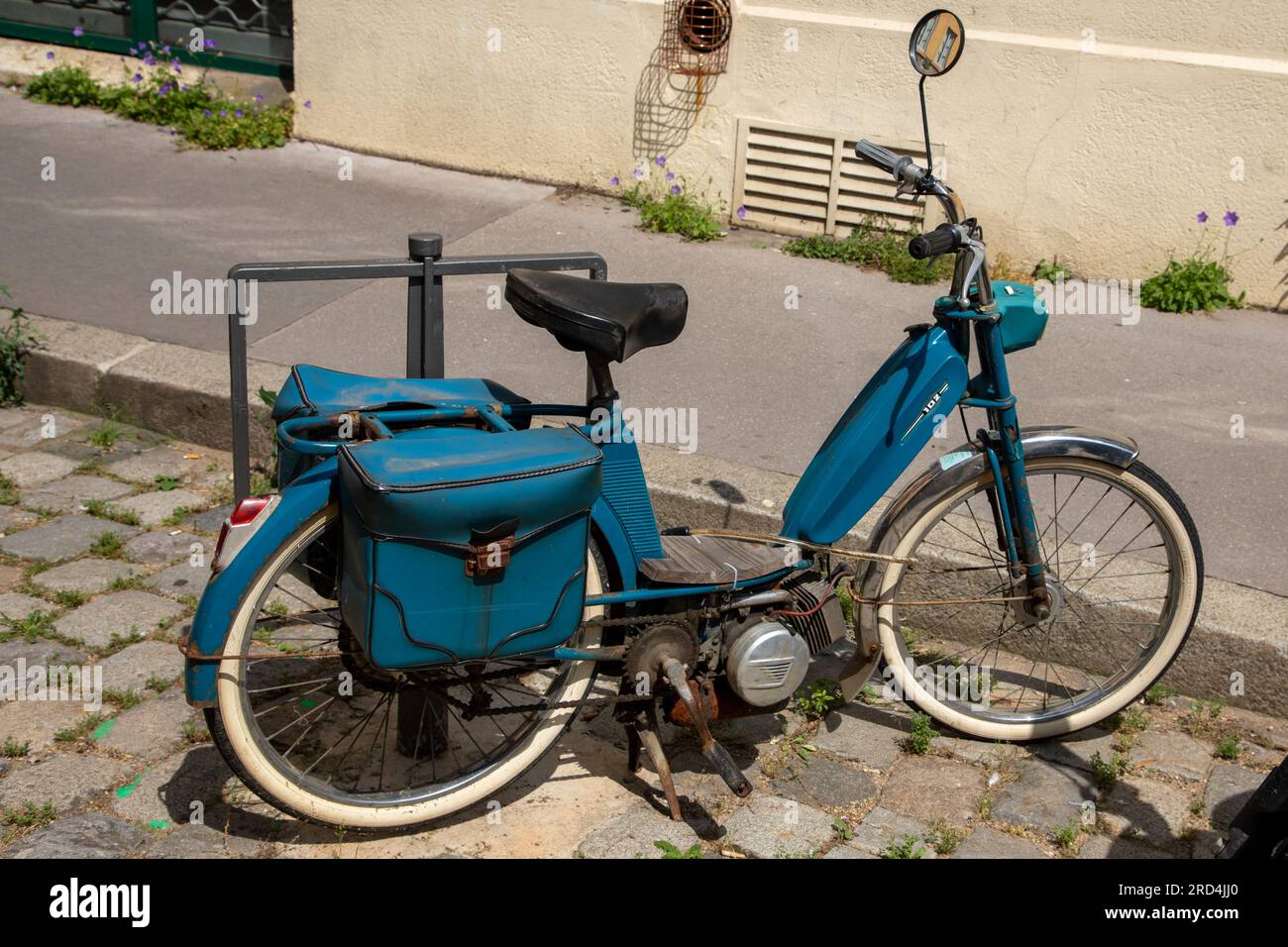 Bordeaux , Aquitaine Francia - 19 09 2022 : peugeot 102, scooter antico, ciclomotore, blu vintage francese Foto Stock