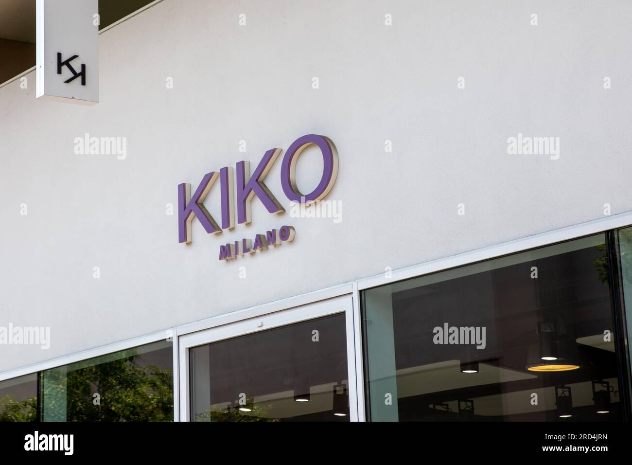 Milano , Italia - 07 10 2023 : Kiko Make Up milano firma logo e testo marchio facciata facciata facciata facciata negozio catena di entrata cosmetica azienda italiana Foto Stock