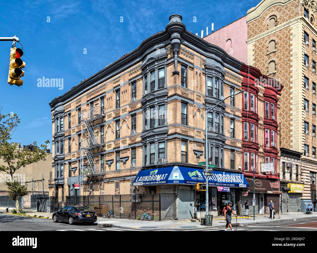 Bedford Stuyvesant: Finiture dipinte e orieli provano a ravvivare questi appartamenti in mattoni e terracotta in Nostrand Avenue a Monroe Street. Foto Stock