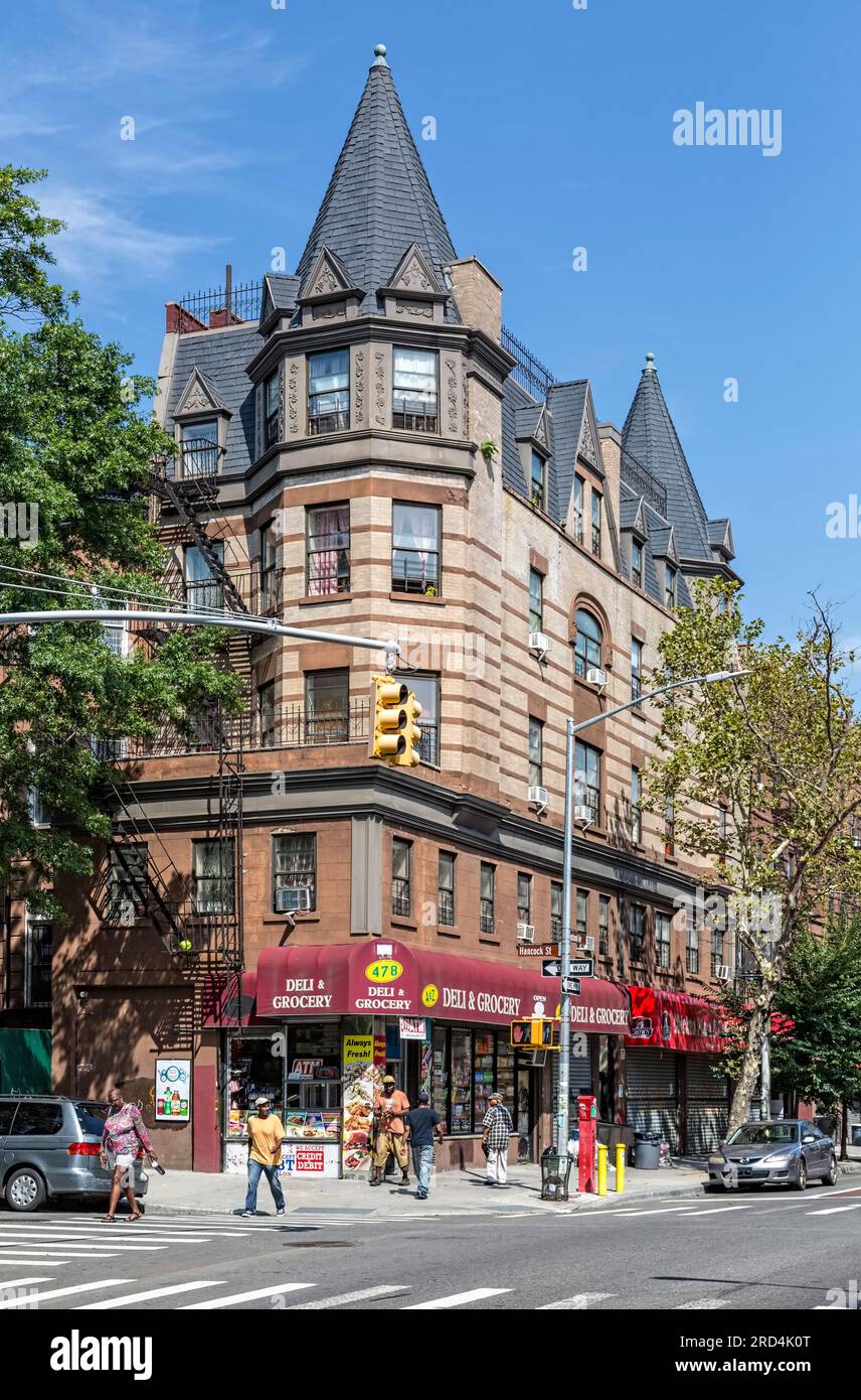 Bedford Stuyvesant: Punto di riferimento in mattoni e arenaria 478 Nostrand Avenue / 147 Hancock Street, nel Bedford Historic District di Brooklyn. Foto Stock