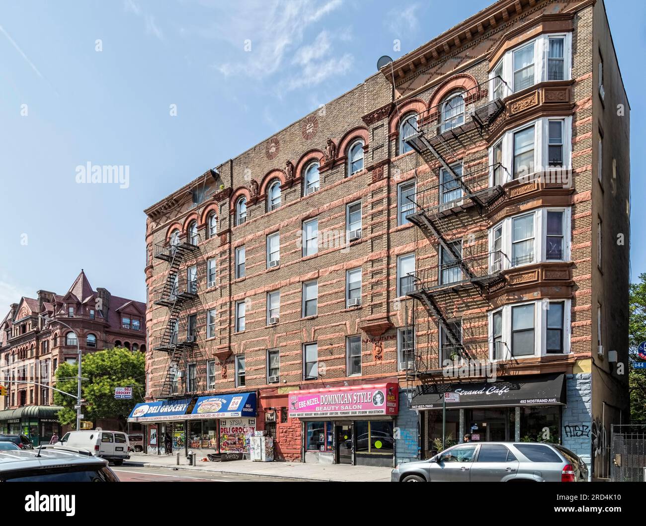 Bedford Stuyvesant: Punto di riferimento di New York DeSoto è un blocco di appartamenti in mattoni e marroni in Nostrand Avenue, nel quartiere storico di Bedford. Foto Stock