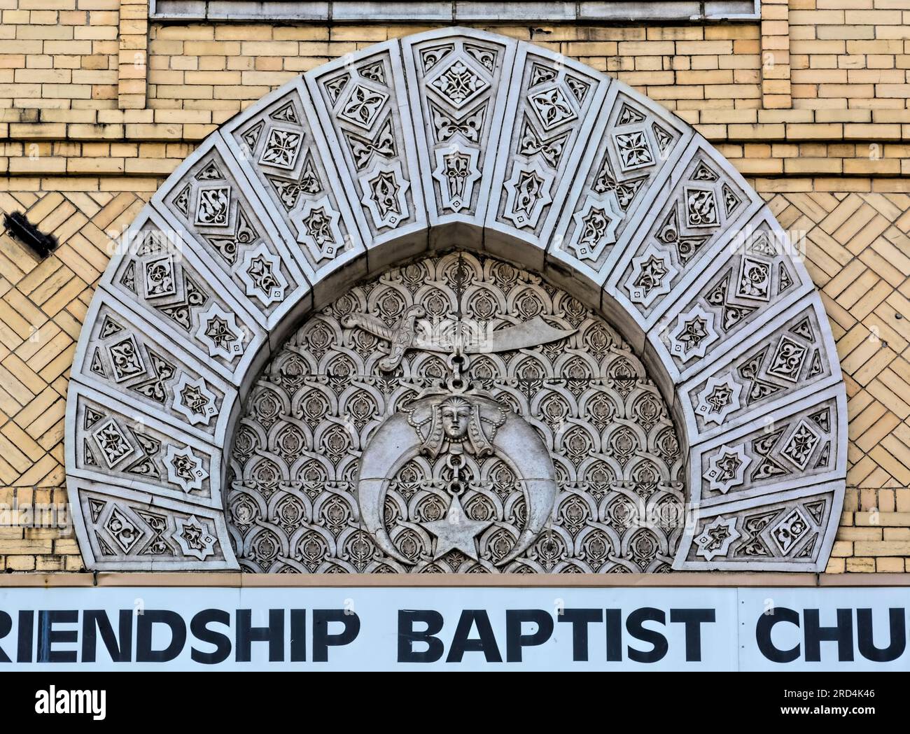 Bedford Stuyvesant: Friendship Baptist Church, costruita nel 1910 nell'eclettico risveglio moresco, era originariamente il Tempio di Kismet, per un capitolo Shriner. Foto Stock