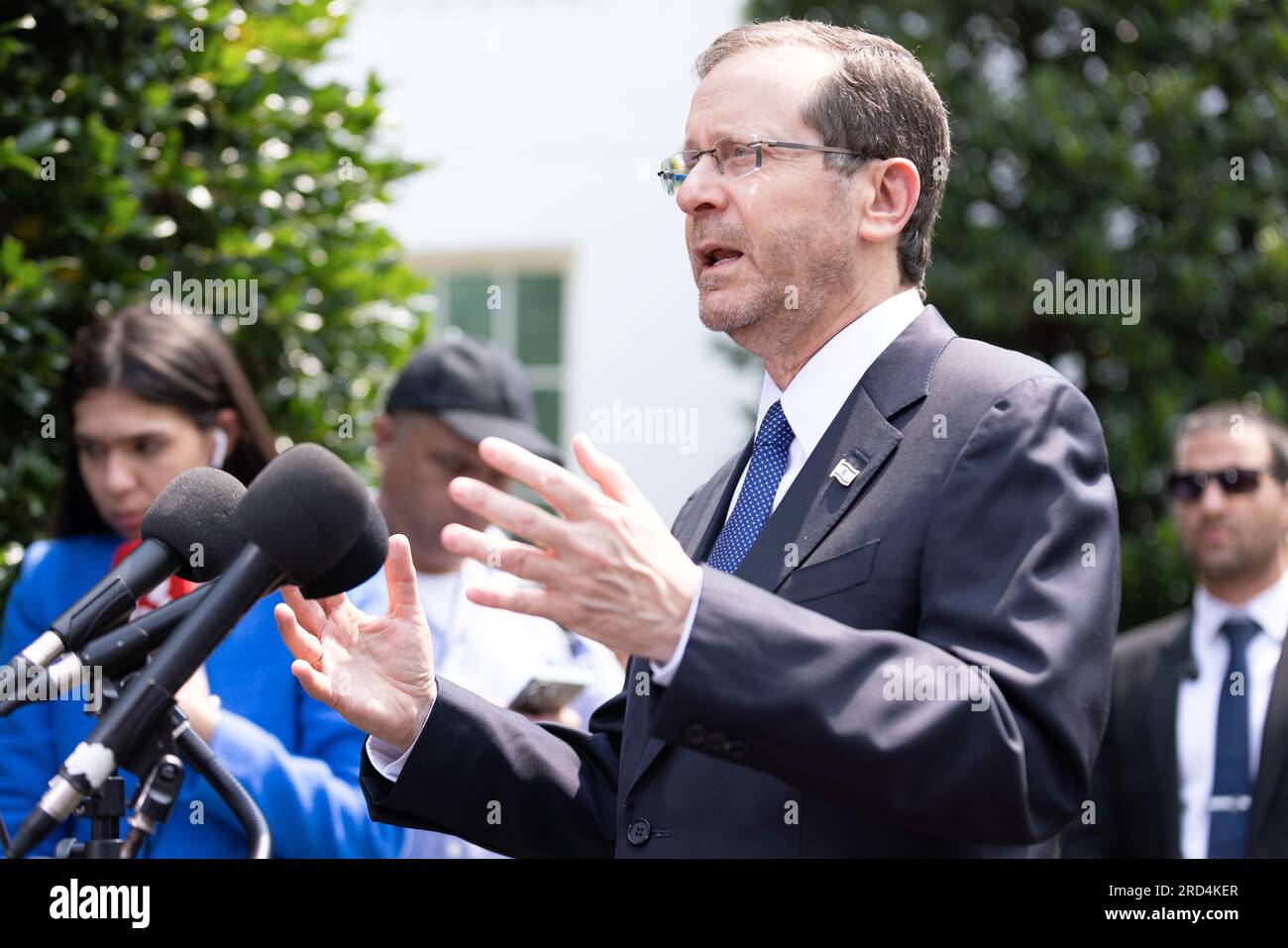 Washington, DC, Stati Uniti. 18 luglio 2023. Il presidente israeliano Isaac Herzog parla alla stampa fuori dalla Casa Bianca dopo aver incontrato il presidente Biden Credit: Aaron Schwartz/Alamy Live News Foto Stock