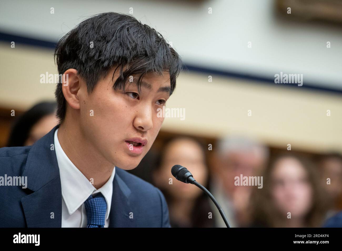 Alexandr Wang, Chief Executive Officer, Scale ai, appare davanti a un House Committee on Armed Services | Subcommittee on Cyber, Information Technologies, and Innovation Hearing “Man and Machine: Artificial Intelligence on the Battlefield” nel Rayburn House Office Building a Washington, DC, martedì 18 luglio 2023. Credito: Rod Lamkey/CNP /MediaPunch Foto Stock