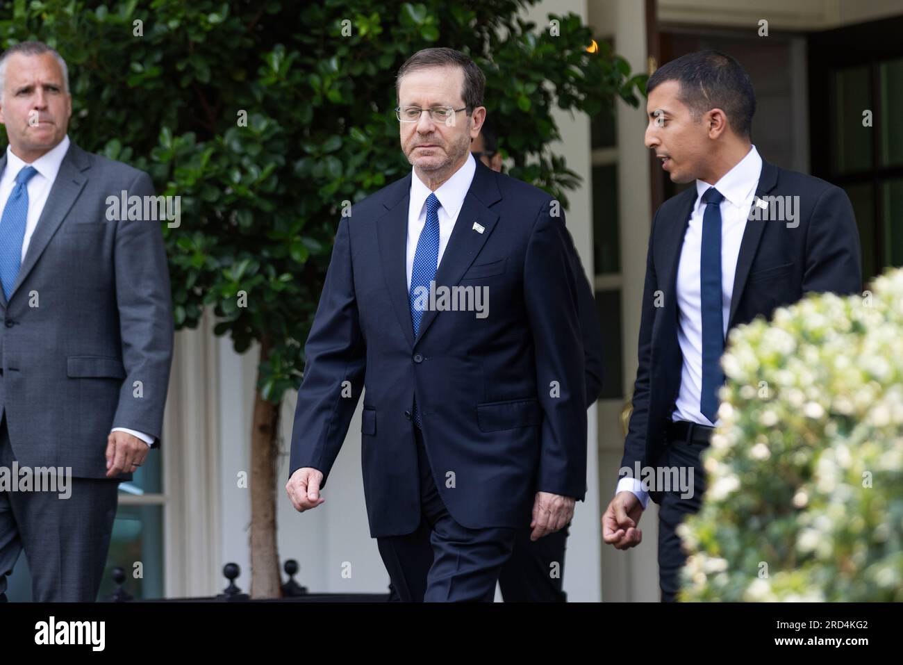 Washington, DC, Stati Uniti. 18 luglio 2023. Il presidente israeliano Isaac Herzog parla alla stampa fuori dalla Casa Bianca dopo aver incontrato il presidente Biden. L'incontro si svolge in mezzo a tensioni accresciute anche in Medio Oriente. Commenti di alcuni membri democratici irritati dalla politica estera israeliana. Crediti: Aaron Schwartz/Alamy Live News Foto Stock