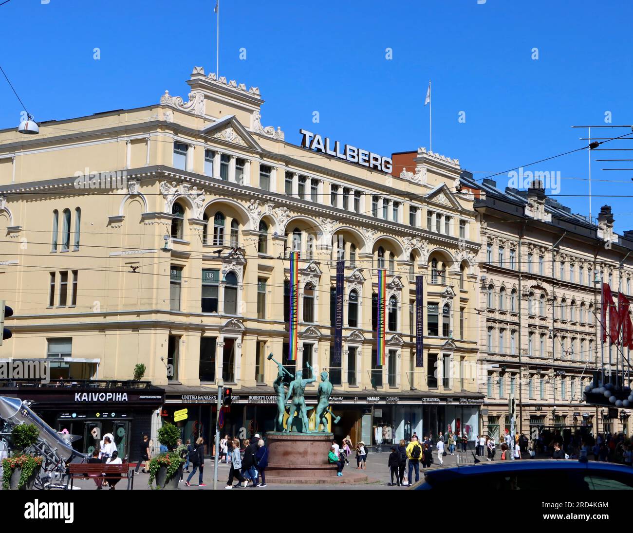 Kolme Seppää (tre fabbri) statua di fronte all'edificio di Tallberg all'inizio di Aleksanterinkatu a Helsinki, Finlandia Foto Stock