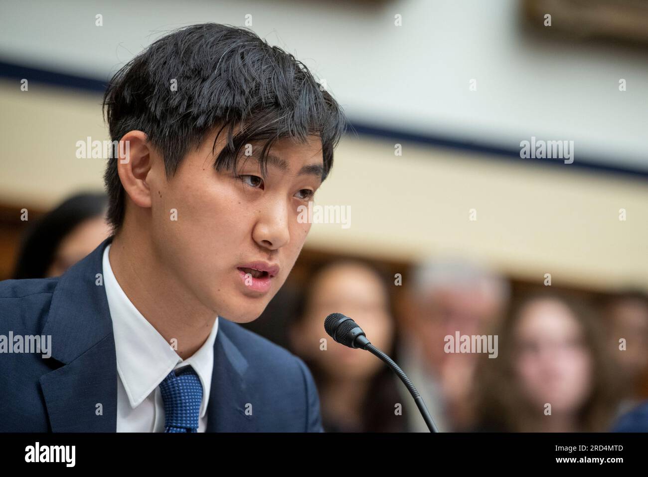 Alexandr Wang, Chief Executive Officer, Scale ai, appare davanti a un House Committee on Armed Services | Subcommittee on Cyber, Information Technologies, and Innovation Hearing âMan and Machine: Artificial Intelligence on the Battlefieldâ in the Rayburn House Office Building in Washington, DC, martedì 18 luglio 2023. Credito: Rod Lamkey/CNP Foto Stock