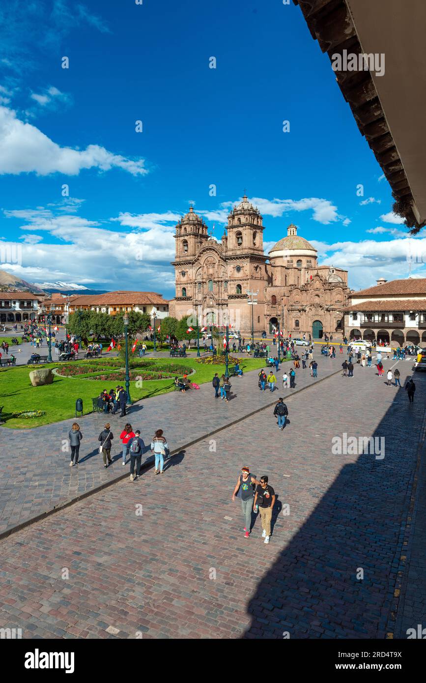 Gente in Plaza de Armas, piazza principale di Cusco, con la chiesa della compagnia Gesuita di Gesù, Perù. Foto Stock