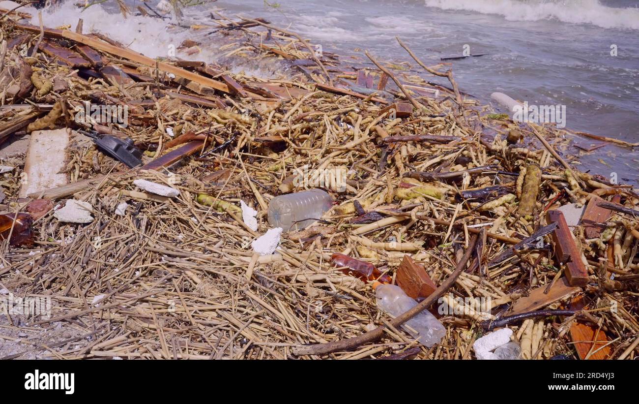 Plastica e altri detriti di deriva ha raggiunto le spiagge del Mar Nero a Odessa, Ucraina. Disastro ambientale causato dall'esplosione di Kakhovka Foto Stock