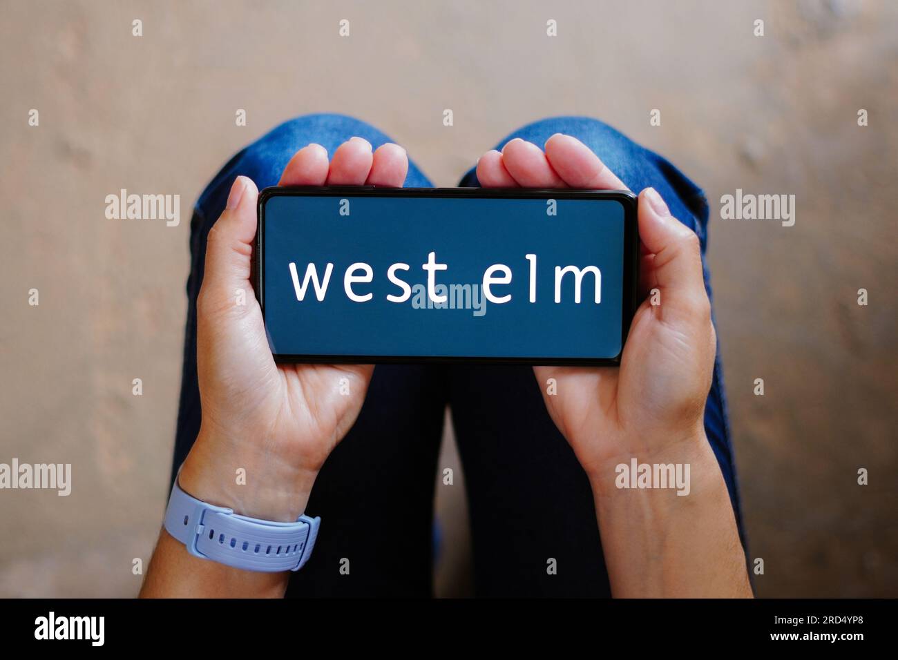 In questa foto, il logo West Elm visualizzato su uno smartphone. Foto Stock