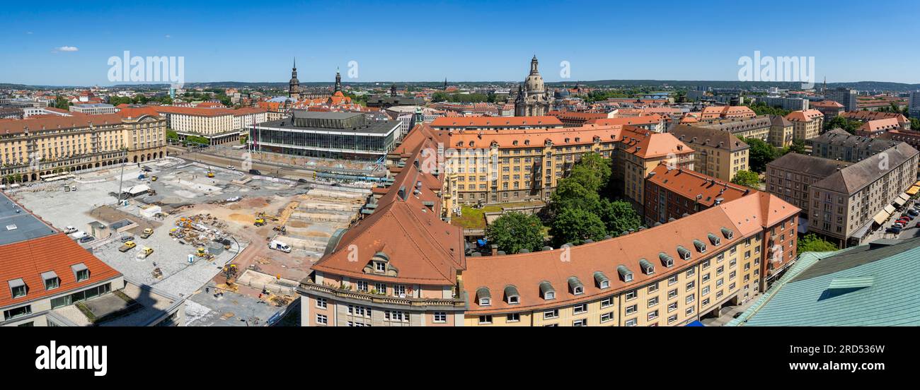 Grande foto panoramica dalla torre della Kreuzkirche sulla storica città vecchia, Markt Platz, Kulturpalast, Chiesa di nostra Signora, estate, cielo blu Foto Stock