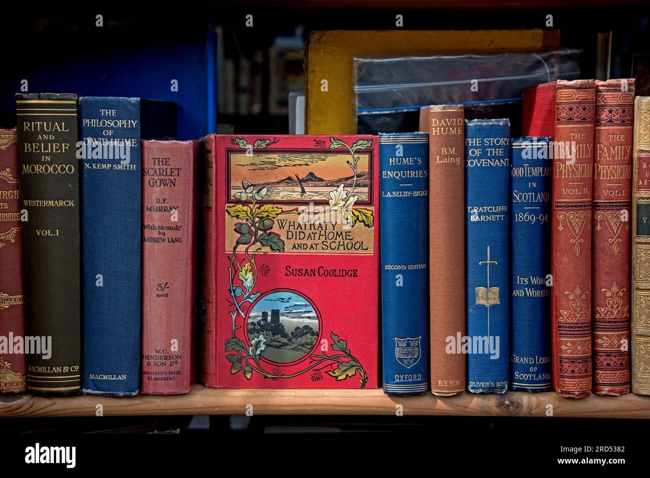 Copia vintage di "What Katy Did at Home and at School" e altri libri vintage in mostra nella finestra di una libreria di seconda mano a Edimburgo. Foto Stock