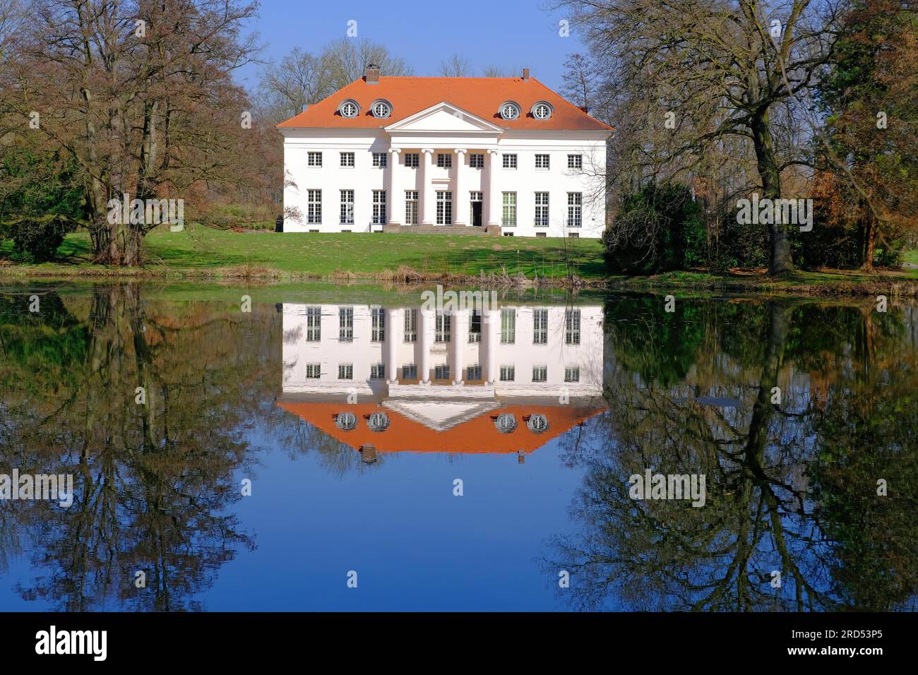 Il castello di Schoenburg si riflette nel lago, nel parco Gesundbrunnen, a Hofgeismar, nel distretto di Kassel Foto Stock