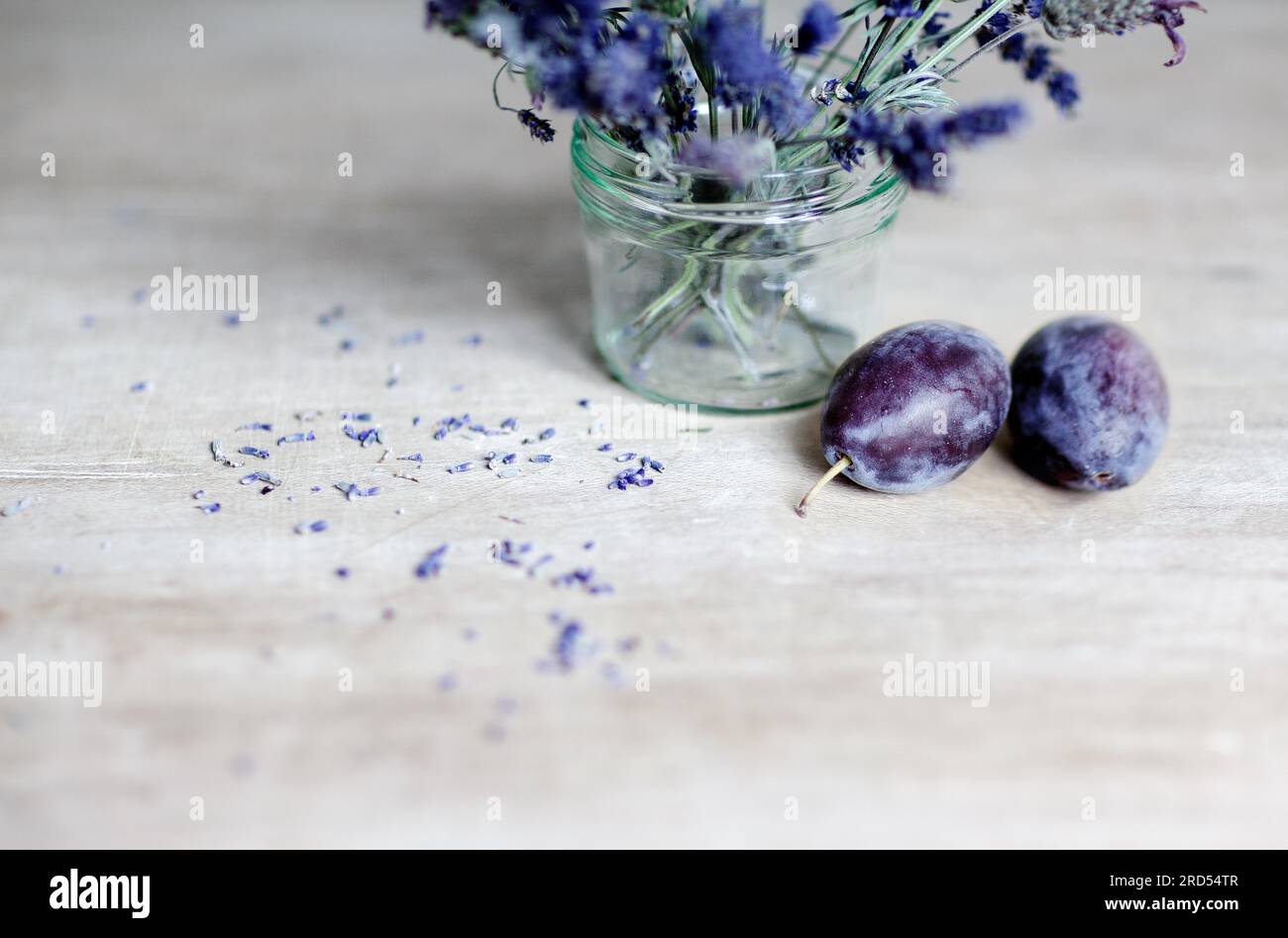 Natura morta con prugne e lavanda Foto Stock