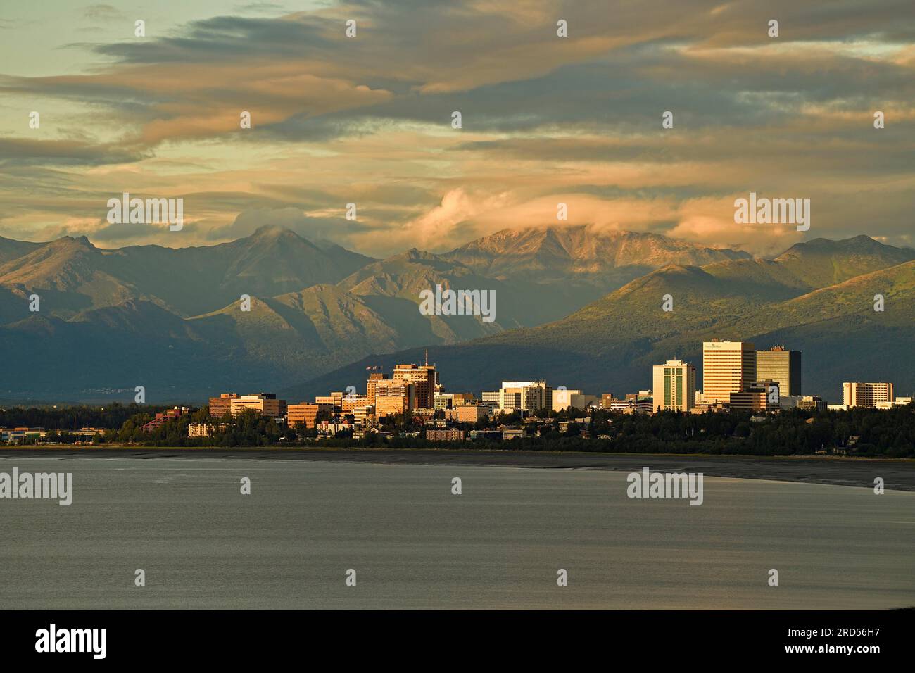 Skyline di Anchorage con vista sulla catena montuosa di Chugach, Alaska, USA Foto Stock