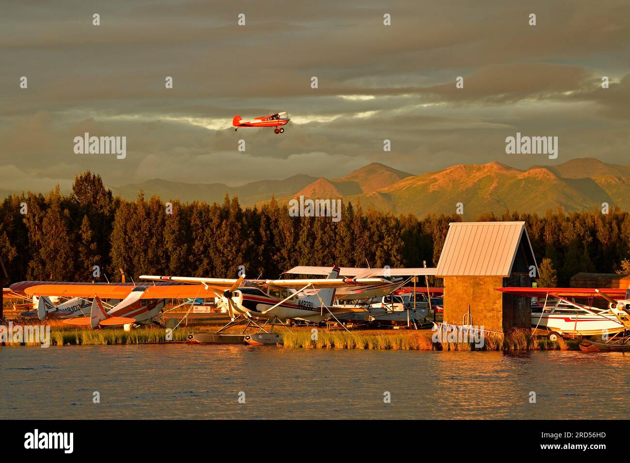 Aeroporto degli idrovolanti affacciato sulla catena montuosa di Chugach, sul lago Hood, Anchorage, Alaska, USA Foto Stock