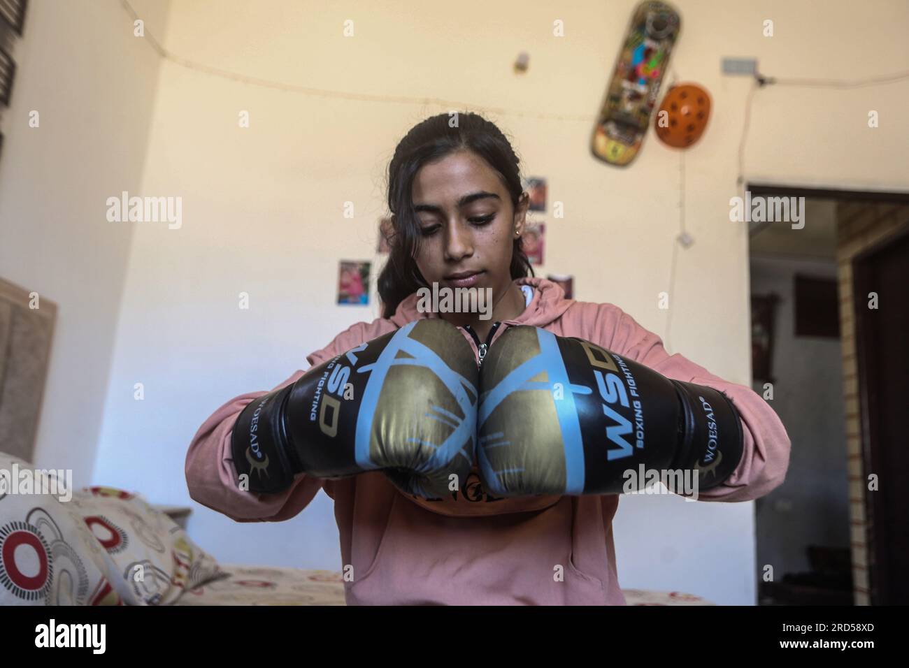 Gaza City, territori palestinesi. 18 luglio 2023. La palestinese Farah Abu al-Qumsan, 16 anni, si prepara all'interno della sua casa per il primo torneo di pugilato femminile, che si terrà presso la sala al-Mashtal Sports Club di Gaza City. Credito: Mohammed Talatene/dpa/Alamy Live News Foto Stock