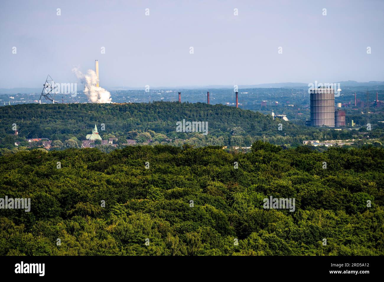 Vista dalla slagheap di Haniel sopra il verde paesaggio della Ruhr a sud-est, sopra il Wald di Beckstraße, fino alla slagheap di Köllnischer con il Tetraeder Foto Stock