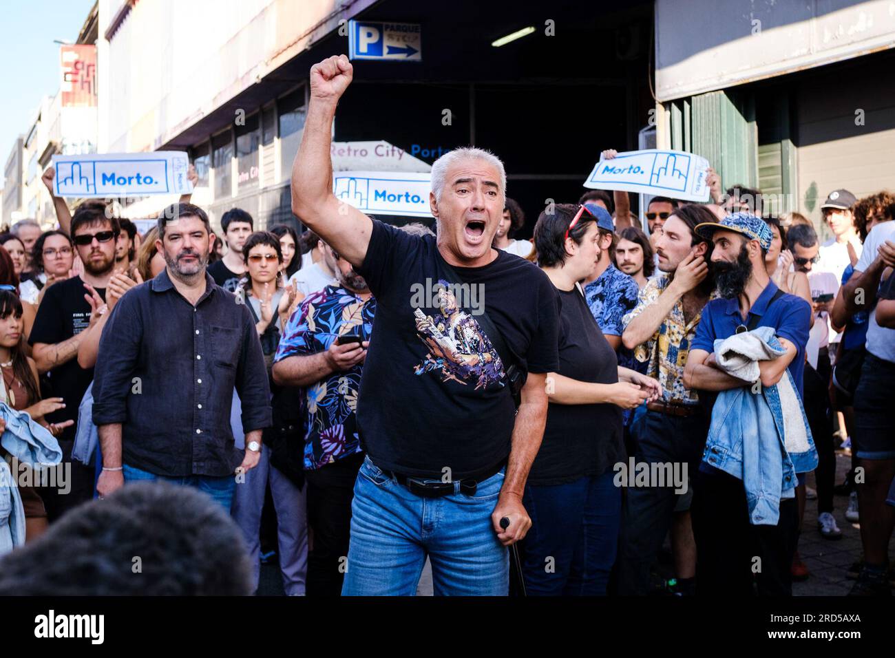 Porto, Portogallo. 18 luglio 2023. Musicisti e rivenditori protestano contro la nota di sfratto a sorpresa data dal consiglio comunale per chiudere la maggior parte degli studi musicali e dei negozi presso la FERMATA DEL centro commerciale. La spiegazione di questa azione è stata la mancanza di licenze, ma l'associazione creata dalla comunità musicale del centro commerciale dice che questo deve essere fatto per ordine del proprietario dell'edificio e di ogni negozio, poiché la maggior parte dei presenti affittano il posto solo a causa dei prezzi bassi impossibili da trovare in qualsiasi altro posto della città. Igor de Aboim / Alamy Live News Foto Stock