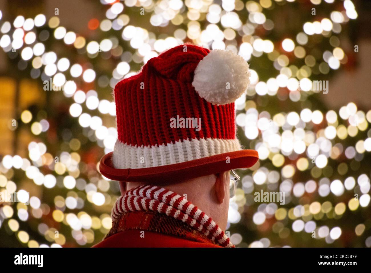 Un visitatore del mercato di Natale di Francoforte indossa un cappello di Natale a maglia, Roemerberg, Francoforte sul meno, Assia, Germania Foto Stock