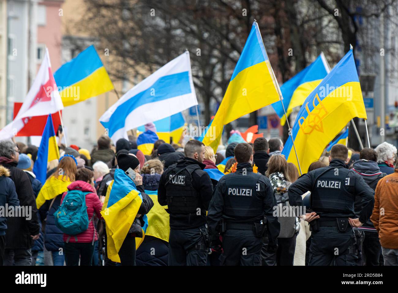 In occasione della guerra in Ucraina, che durerà esattamente un anno il 24 febbraio 2023, migliaia di persone si sono riunite a Francoforte sul meno per un Foto Stock