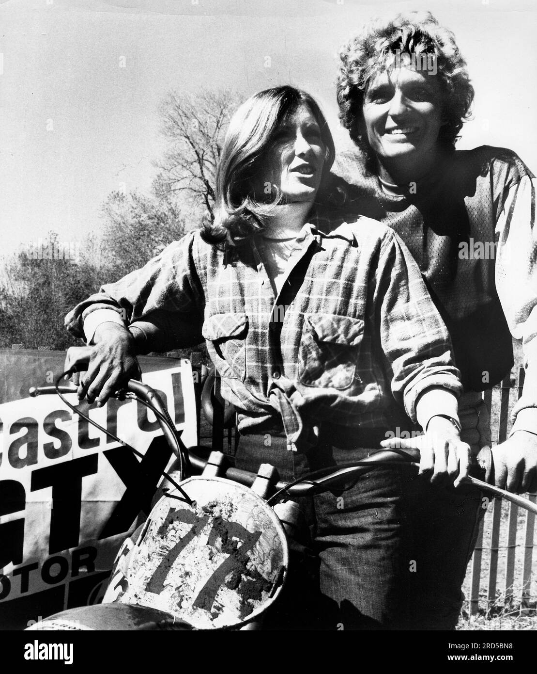 Susan Howard, Marjoe Gortner, sul set del film, 'Sidewinder 1', AVCO Embassy Pictures, 1977 Foto Stock