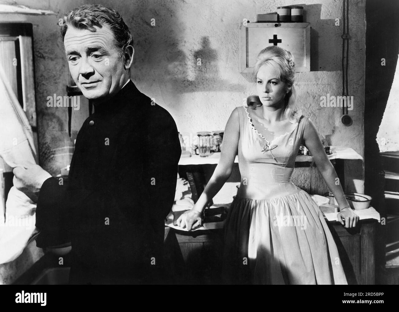 John Mills, Mylene Demongeot, sul set del British Film, 'The Singer Not the Song', Warner Bros., 1961 Foto Stock