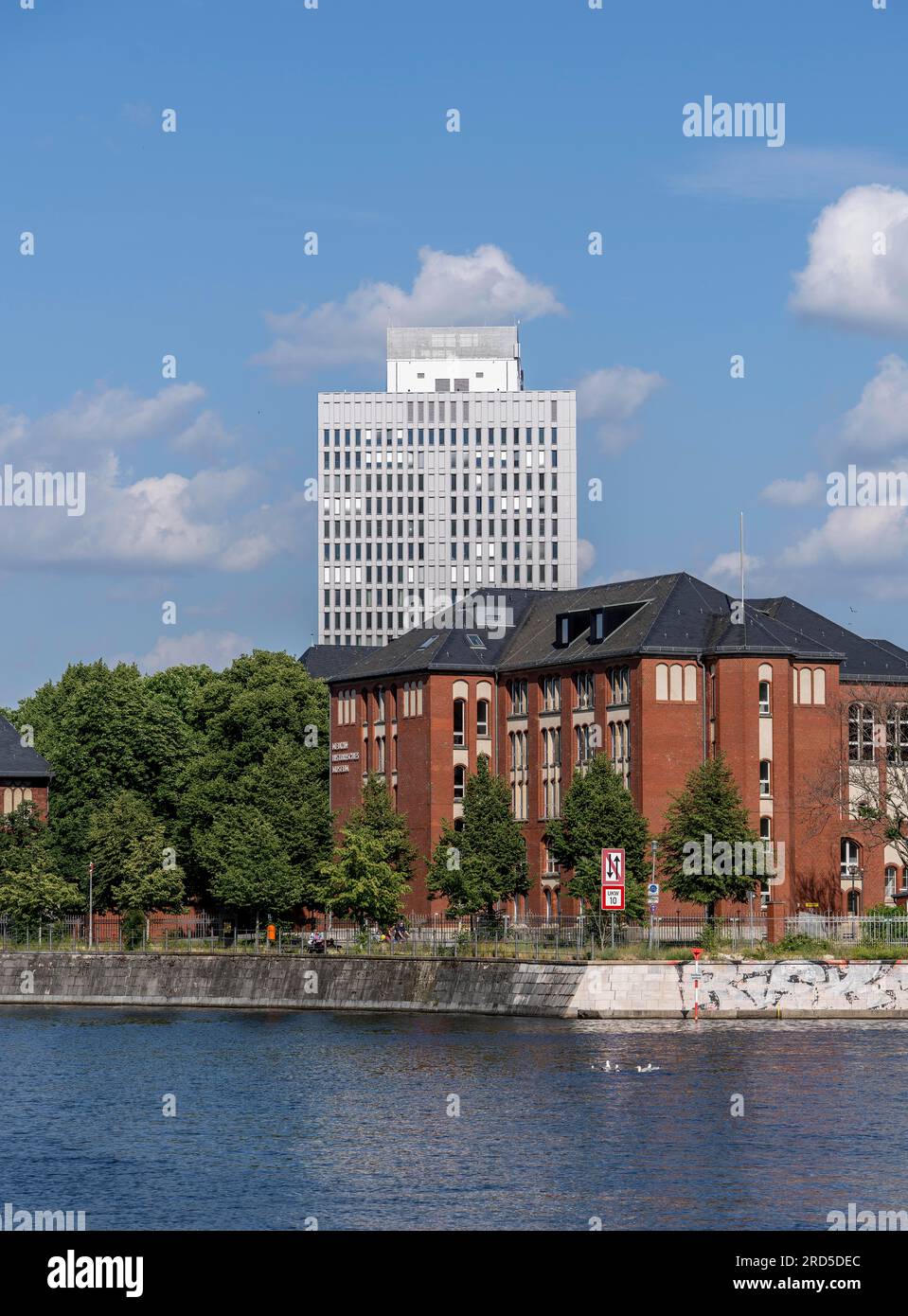 Humboldthafen con il grattacielo Charite, Berlin-Mitte, Germania Foto Stock