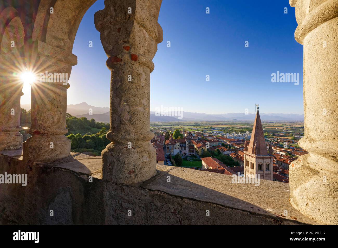 Vista da Torre Civica su Saluzzo fino a Monte viso, Monviso, Saluzzo, Provincia di Cuneo, Piemonte, Italia Foto Stock