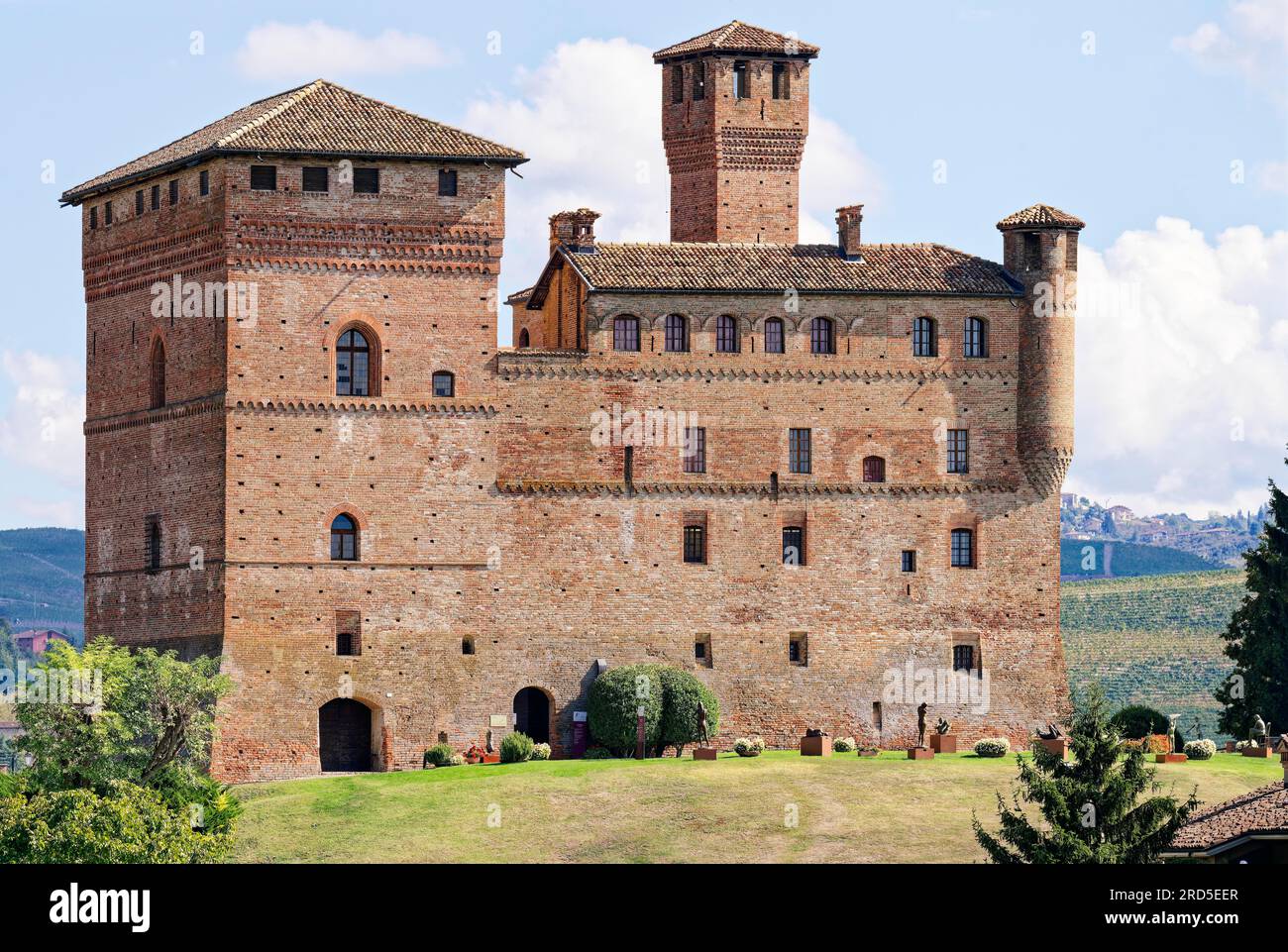 Castello Cavour, castello della famiglia Cavour e Camillo Benso Conte di Cavour, sede dell'Enoteca regionale Piemontese Cavour, Grinzane Cavour Foto Stock