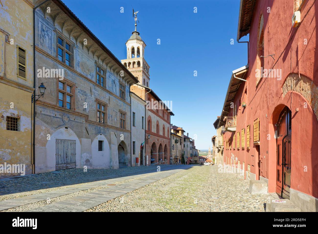 Viale salita del Castello, Palazzo Municipale, Palazzo del comune e Torre Civica, Saluzzo, provincia di Cuneo, Piemonte, Italia Foto Stock