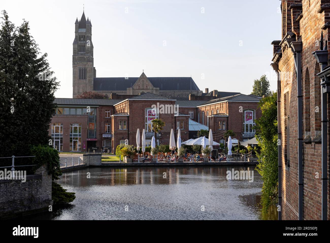 Sint-Janskaai con vista su St Salvator's Cathedral e Lio's Restaurant, Bruges, Belgio Foto Stock