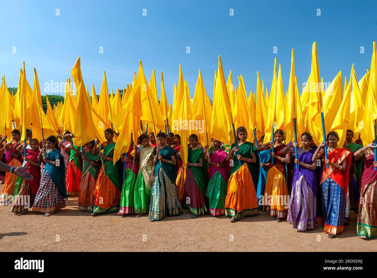 Sfilata di ragazze con bandiere, festa della Repubblica a Chennai Madras, Tamil Nadu, India meridionale, India, Asia Foto Stock